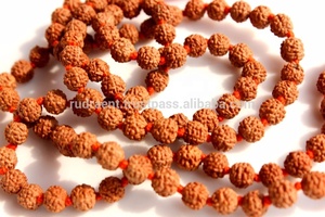 ลูกประคำไม้คลาสสิก 108 เม็ด ทำจากไม้ธรรมชาติจากเนปาล ประดับด้วยรุฎราคชา พร้อมพู่ไหมถักยาว สร้อยคอประคำยาว ของขวัญทางจิตวิญญาณ ลูกประคำสำหรับสวดมนต์ในพุทธศาสนา - Product Image 3