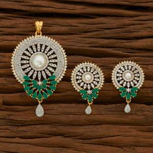 Juego de colgante de piedra blanca CZ, joyería tradicional india chapada en oro, para mayoristas y exportación de joyas en Bombay-55560 - Product Image 1