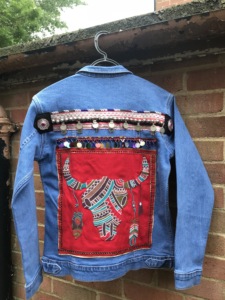 Chaqueta Vaquera Bordada a Mano con Adornos Bohemios - Product Image 4