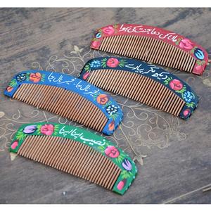 Peint à la main au Pakistan - Peigne en bois avec art de camion - Product Image 1