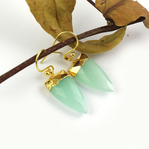 Aqua-pendientes de Calcedonia con forma de punta de flecha, joyería chapada en oro - Product Image 1