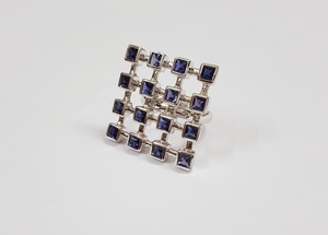 Bague de fiançailles et d'anniversaire élégante en argent sterling 925 avec iolite, sertie en grappe carrée tendance, plaquée rhodium - Product Image 5