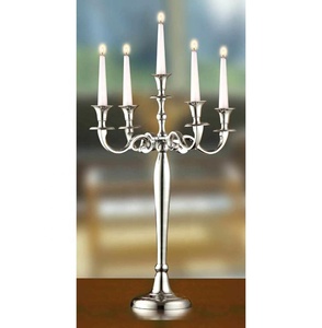 Candelabros de pie de aluminio niquelado hechos a mano para elevar velas cónicas de 5 brazos - Product Image 1