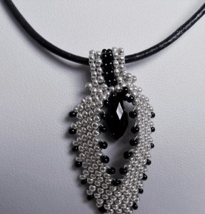   Collar de hojas de la felicidad hecho a mano - Product Image 1