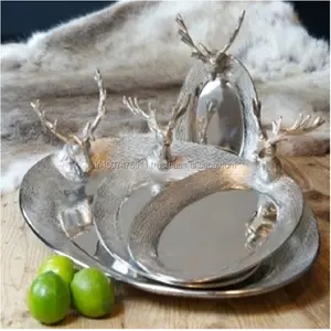 Plateau en aluminium fait main de qualité supérieure, écologique, tête de cerf, finition mate unique, plat de fête moderne avec poignées - Product Image 1