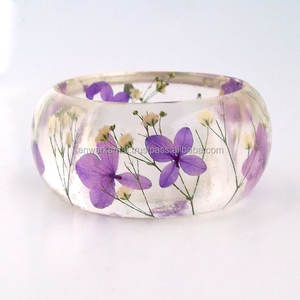 Brazalete de resina pintado con flores - Product Image 1