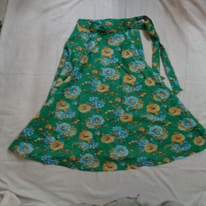 กระโปรงยาวผ้าคอตตอนพิมพ์ลายดอกไม้แฟชั่นสไตล์ห่อบอลลีวูดสำหรับฤดูร้อนขายส่งจากอินเดีย - Product Image 2