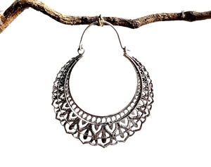 Pendientes de aro estilo bohemio de plata al por mayor, joyería de diseñador inspirada para mujeres, material de latón popular para bodas y fiestas - Product Image 2