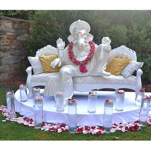 Ganesha sentado en el sofá blanco, fabricante de estatuas de Ganesha, fibra de boda para entrada de boda - Product Image 1