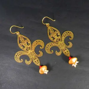 Ngọc Trai Trắng Với Hạt Kim Loại Fleur Filigree Designer Laser Cut Charms Nguyên 18K Mạ Vàng Thủ Công Trang Sức Dangle Earring