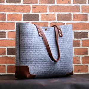 Sac fourre-tout décontracté en cuir fait main pour femme, avec deux poignées, bandoulière en cuir feutré, grand format, motif bonbon en cuir Markhor, pratique - Product Image 1