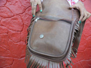 Riñonera de estilo vintage de cuero con flecos exclusiva del fabricante personalizada con cierre de solapa y cinturón ajustable - Product Image 3