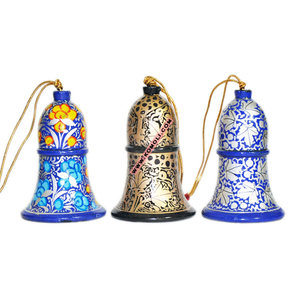 Adornos navideños de madera pintados a mano, Campana decorativa en color negro y personalizado - Product Image 2