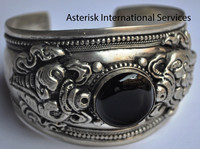 Bracelet tibétain himalayen en laiton imitation antique – Design bouddhiste sculpté et gravé avec mantra de guérison (Argent)