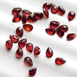 หินโกเมนสีแดงธรรมชาติขนาด10มม. 12มม. 14มม. อัญมณีเจียระไนลูกแพร์แบบหลวม - Product Image 1