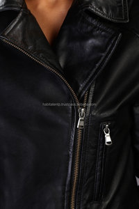 Vente en gros de veste en peau de mouton à motif uni élégant pour femmes hiver cavalier mode broderie techniques imprimées couleur noire - Product Image 4