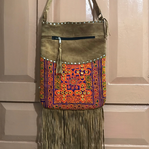 Indian Banjara Sling Bag in Rabbari Work Bolso de hombro de tela de gamuza con forro de algodón - Product Image 1