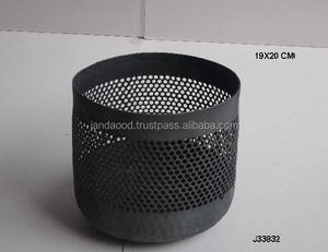 Venta caliente de aluminio cilíndrico forma votiva té luz titular portavelas con patrones cortados a mano en acabado Gris decoración del hogar - Product Image 3