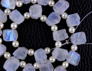 Pierre de lune naturelle arc-en-ciel de qualité supérieure, bleu feu de forme inégale pour la fabrication de bijoux, Collection de pierres blanches - Product Image 3