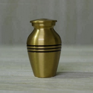 Urna pequeña de recuerdo roja de aluminio, urna de cremación de 3 pulgadas cúbicas para restos humanos para decoración del hogar y uso funerario, fabricada en la India - Product Image 4