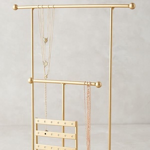 Expositor de Joyería de Lujo en Latón Pulido, Soporte Metálico de Barra Alta para Tiendas Minoristas, Base de Madera, Personalizado OEM, Venta al por Mayor - Product Image 2