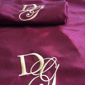 Serviettes en soie brodées personnalisées de luxe, serviettes en lin carrées faites à la main pour les mariages, les repas, les avions, les restaurants, les hôtels - Product Image 3