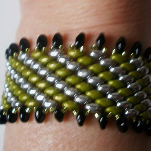สร้อยข้อมือลายเกล็ดมังกรทำมืออย่างสวยงาม - Product Image 1