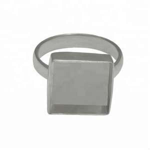 Bague en ruthénium noir de forme carrée, faite à la main, vente en gros de bijoux en métal précieux sans pierres Fabricant CASA DE PLATA - Product Image 1