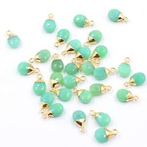 Pendentif en Chalcédoine Chrysoprase Vert Clair Forme Ovale 10-12mm Plaqué Or Laiton avec Bélière Apprêts de Bijouterie Usine de Gemmes de Jaipur - Product Image 1