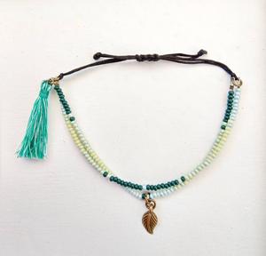 Bracelet tendance bohème d'été en perles de rocaille avec pompon et breloque feuille, vert - Product Image 1