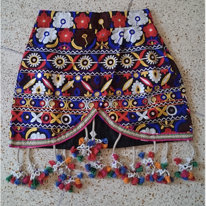 Falda larga de tela de estilo bohemio con flecos de Banjara India - Product Image 1