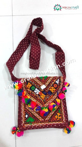 กระเป๋าสะพายข้างสไตล์กุจารัตสำหรับผู้หญิง - กระเป๋าสะพายปักลายคุชท์พร้อมพู่ห้อย - กระเป๋าวินเทจสไตล์อินเดียแบบบันจารา - Product Image 3