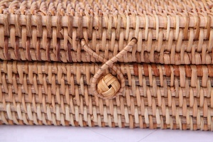 กระเป๋าสะพายไหล่หวายขนาดเล็กแบบปรับแต่งได้ กระเป๋าถือชายหาด ซับในผ้าลินิน ปิดแบบกลม งานฝีมือจากวินาคราฟท์ สำหรับผู้หญิง - Product Image 2