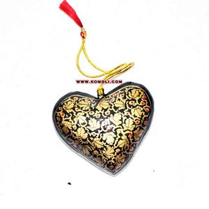 Adorno Navideño de Papel Maché Pintado a Mano, Corazón Negro de Madera con Diseño de Hojas, Corazones de Madera, Decoraciones Navideñas - Product Image 1