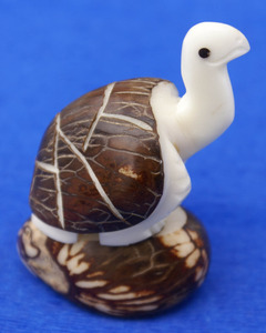 Figura de Tortuga de Madera Blanca Tallada a Mano Estilo Art Deco Ecuatoriano, Recuerdo Étnico de Nuez de Tagua - Product Image 1