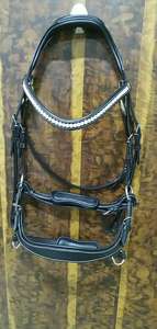 Bride d'équitation western équestre en cuir PVC anatomique avec logo personnalisable durable pour les courses Bride de cheval personnalisée avec logo personnalisé - Product Image 2