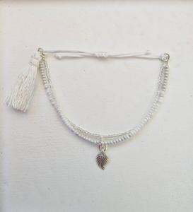Bracelet tendance en perles de rocaille avec pompon et breloque feuille, blanc, bracelet hippie - Product Image 1