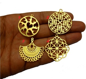 Colgante de Metal chapado en oro cepillado con diseño de flor cuadrada Unisex, joyería de latón con patrón de números para ocasiones de Fiesta infantil - Product Image 2