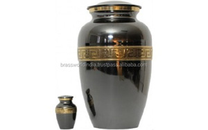 Urna Funeraria de Peltre Estilo Americano para Adultos, Suministros Funerarios Brassworld India - Product Image 6