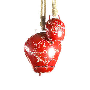 Campana Suiza Artesanal Pintada a Mano con Diseño Navideño Rojo - Product Image 2