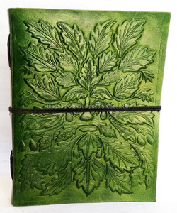 Diario de cuero verde vintage, diseño de hombre en relieve hecho a mano con cierre de correa, diario de calidad superior para escribir y escribir - Product Image 1