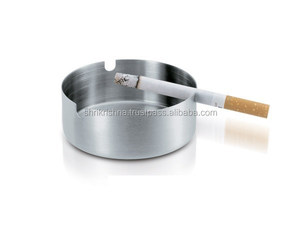 Grupo de esquí de mesa Cenicero de cigarrillos de acero inoxidable con asa y tapa Cenicero de metal Cenicero para fumar cigarros Cenicero - Product Image 6