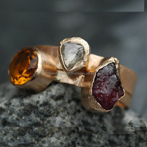 Las chicas de moda usan anillos de piedras preciosas naturales formadas en oro con rubí en bruto y bisel de cuarzo blanco Hecho principalmente de aleación de metal - Product Image 2