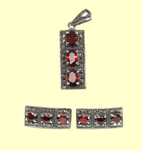 Ensemble de broches en argent Sterling grenat rouge naturel à facettes ovale marcassite pierres précieuses ensemble de bijoux boucle d'oreille pendentif - Product Image 1