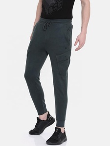 Pantalones de chándal para hombre con logotipo personalizado al por mayor, cintura alta, tela ligera a prueba de viento, estilo deportivo informal, bolsillos laterales, teñido liso - Product Image 4