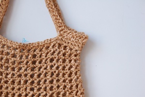 Bolso de Hombro de Rafia Marrón Claro de Moda, Hermosamente Hecho a Mano con Cadena, Bordado de Perlas y Decoraciones de Cuentas - Product Image 4