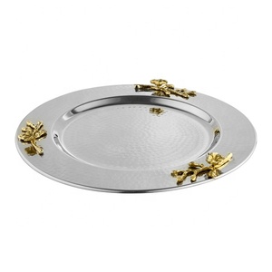 Placa de cargador decorativa con borde en relieve de latón, vajilla para eventos de boda, placa de cargador para servir comida redondeada - Product Image 1