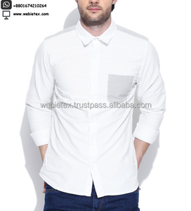 Camisa blanca informal de algodón 100% para hombre, transpirable y antibolitas con parche en la espalda en contraste, tela de sarga teñida con hilo de bolsillo - Product Image 1
