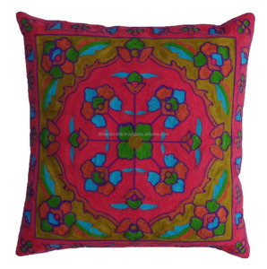 Fundas de cojín Suzani hechas a mano con decoración étnica de fabricante - Product Image 1