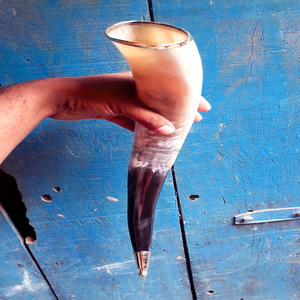 Cuernos para Beber Tallados a Mano con Cuerno Animal, con Borde Superior de Latón y Perilla de Latón en el Extremo - Product Image 2